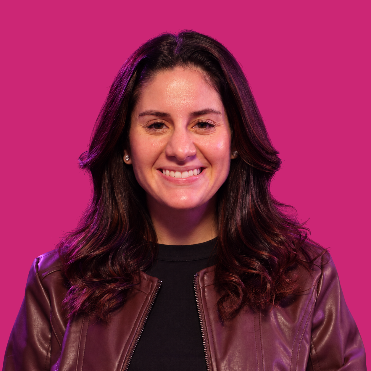 Mariane Dib, fundadora da Mindset Disruption, em retrato com fundo rosa